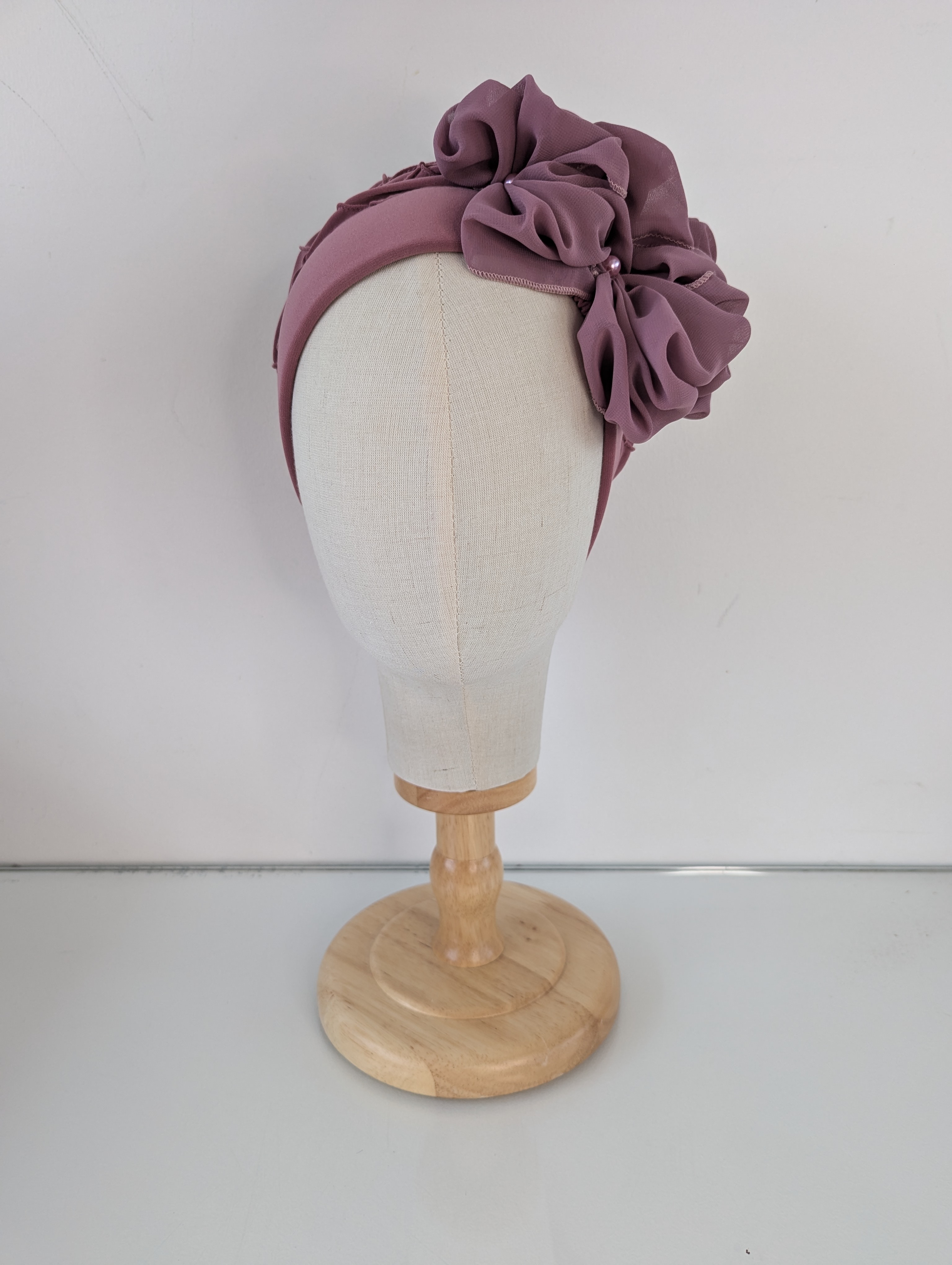 Bonnet texturé rose avec fleur