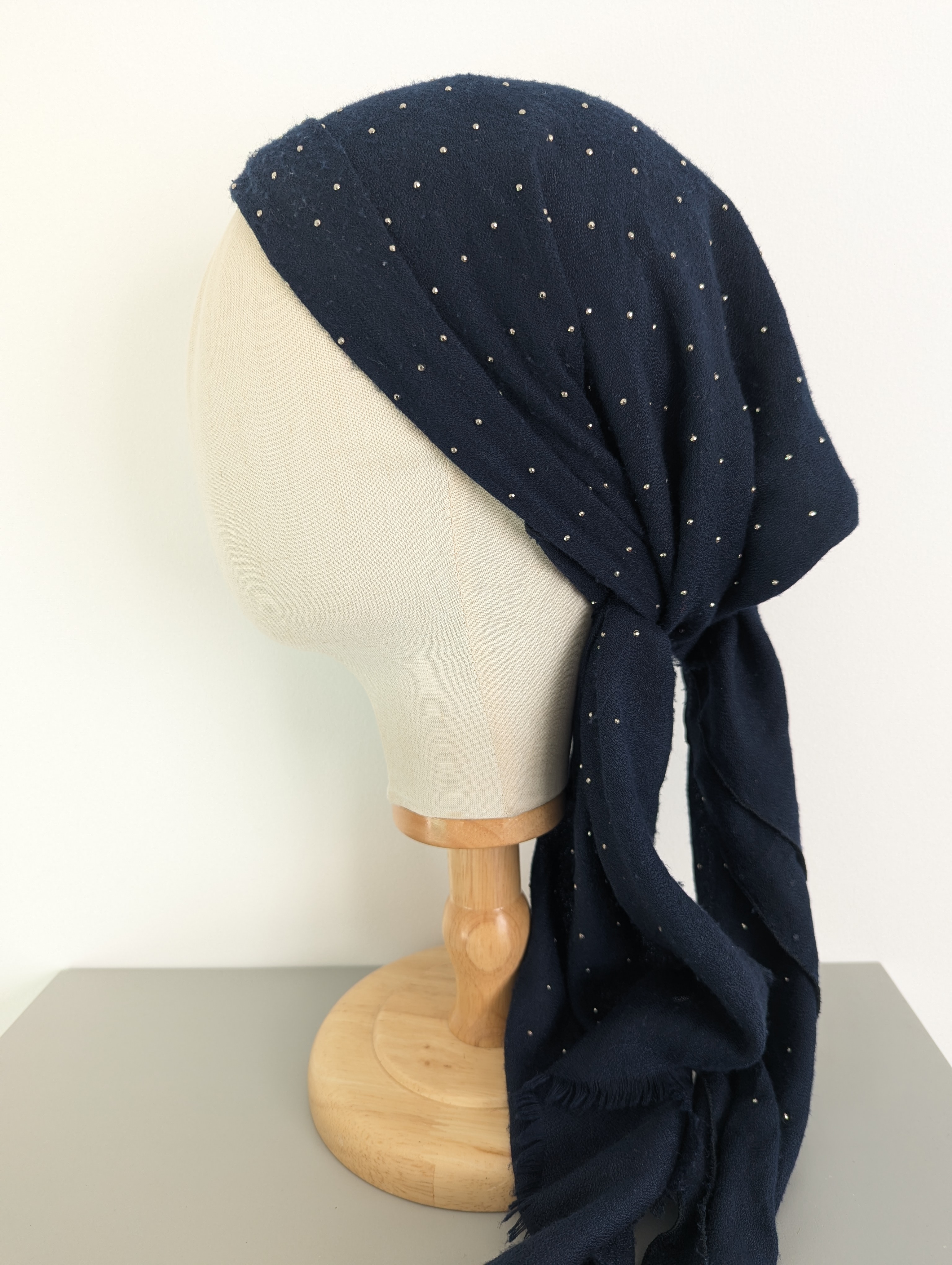 Bonnet foulard Les Bonnards avec petits strass argentés – Image 3