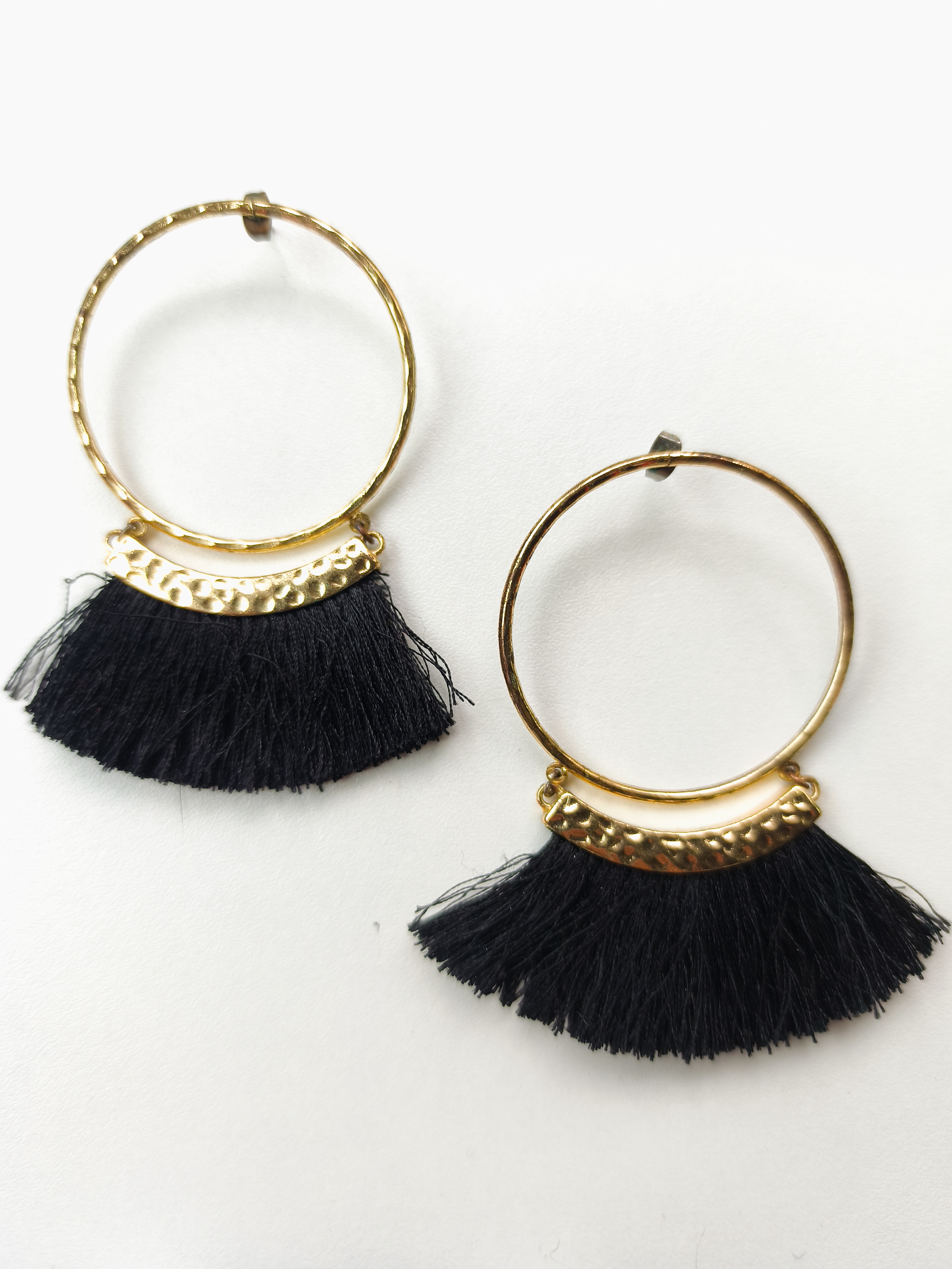 Boucles d'oreilles créoles avec franges noires