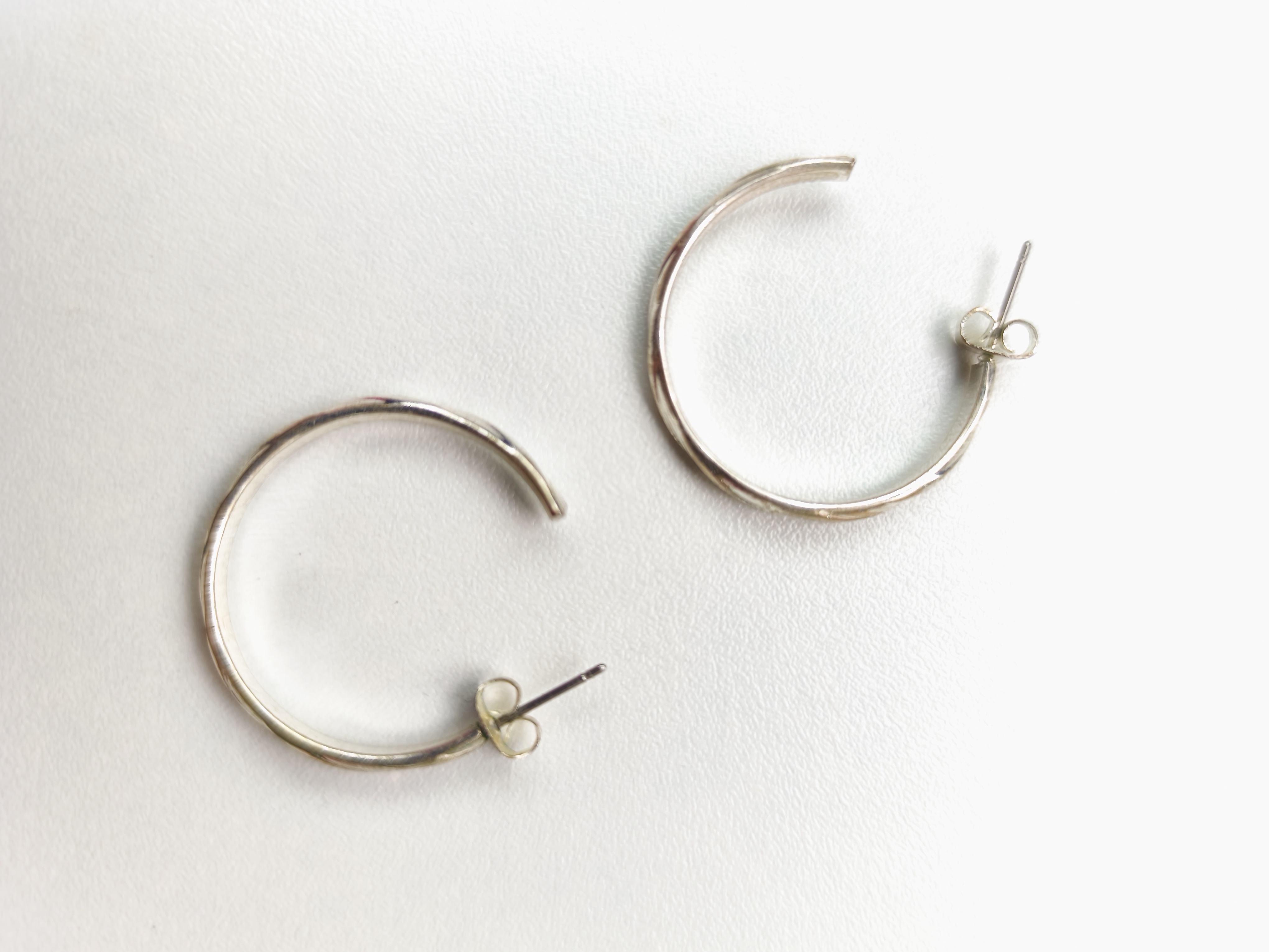 Boucles d'oreilles argentées torsadées