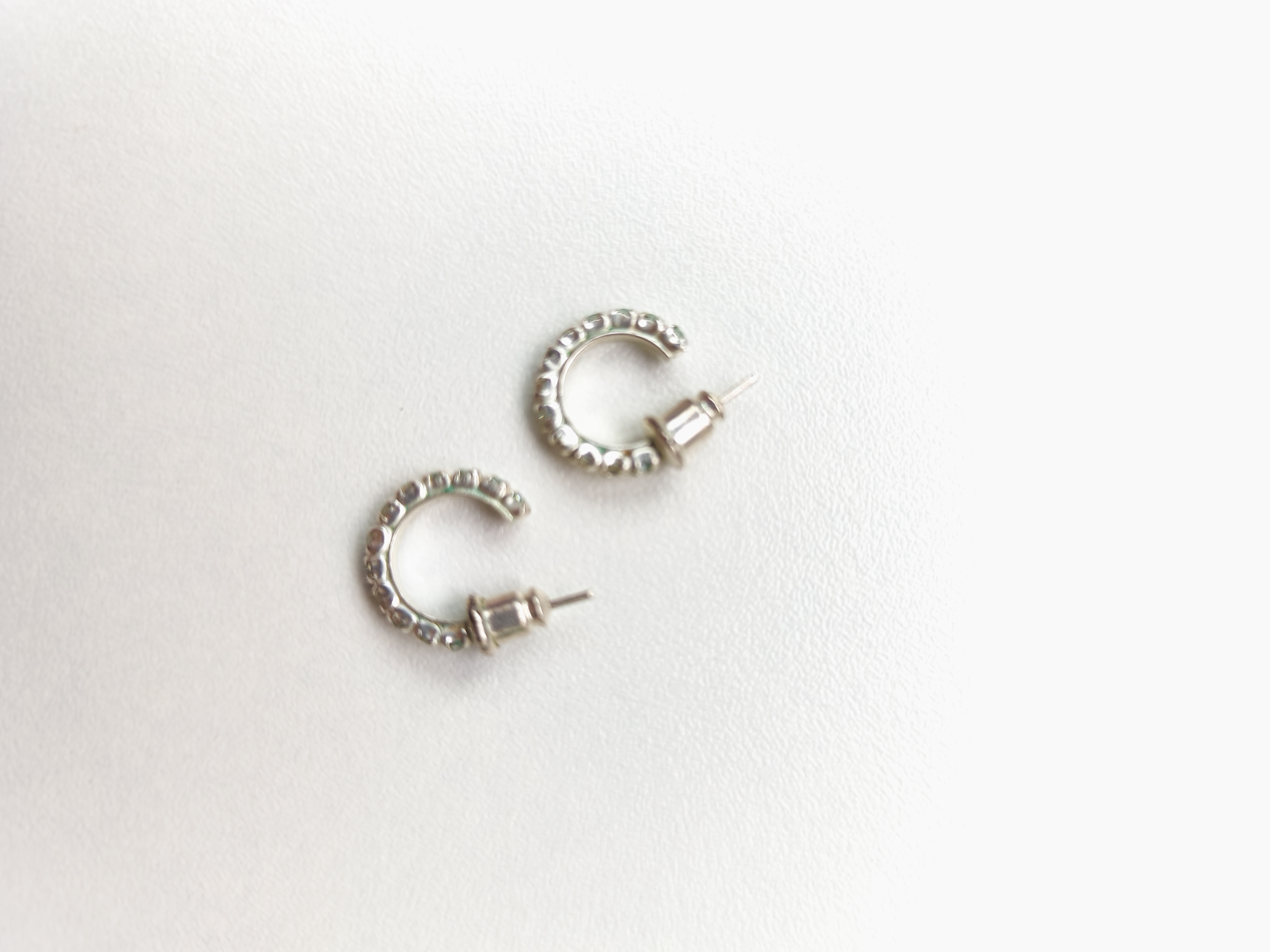 Boucles d'oreilles petites créoles à strass