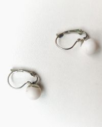 Boucles d'oreilles boules blanches
