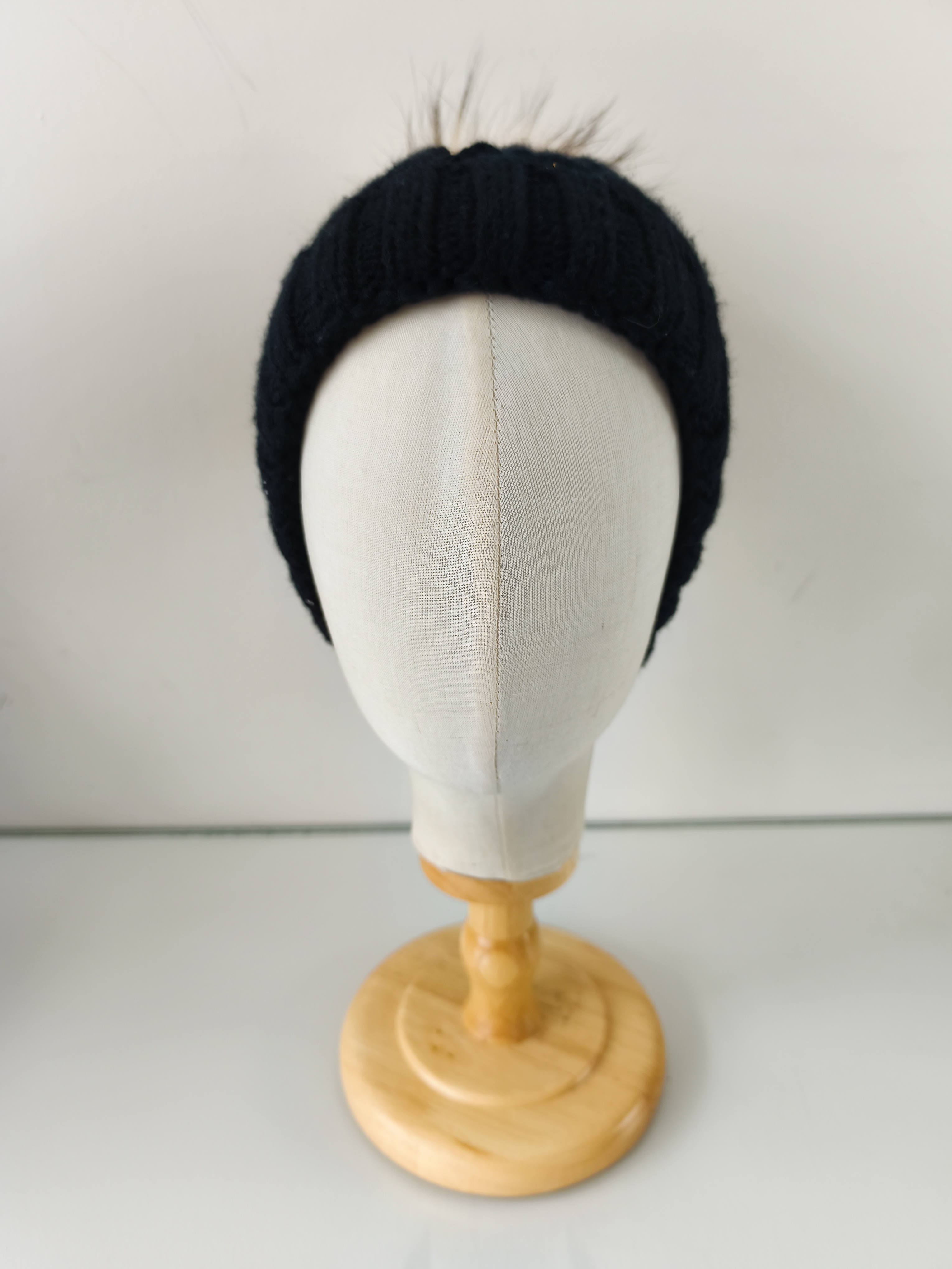 Bonnet noir avec ponpon – Image 2