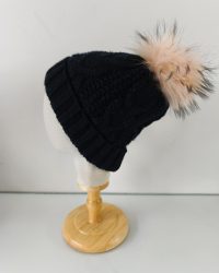 Bonnet noir avec ponpon