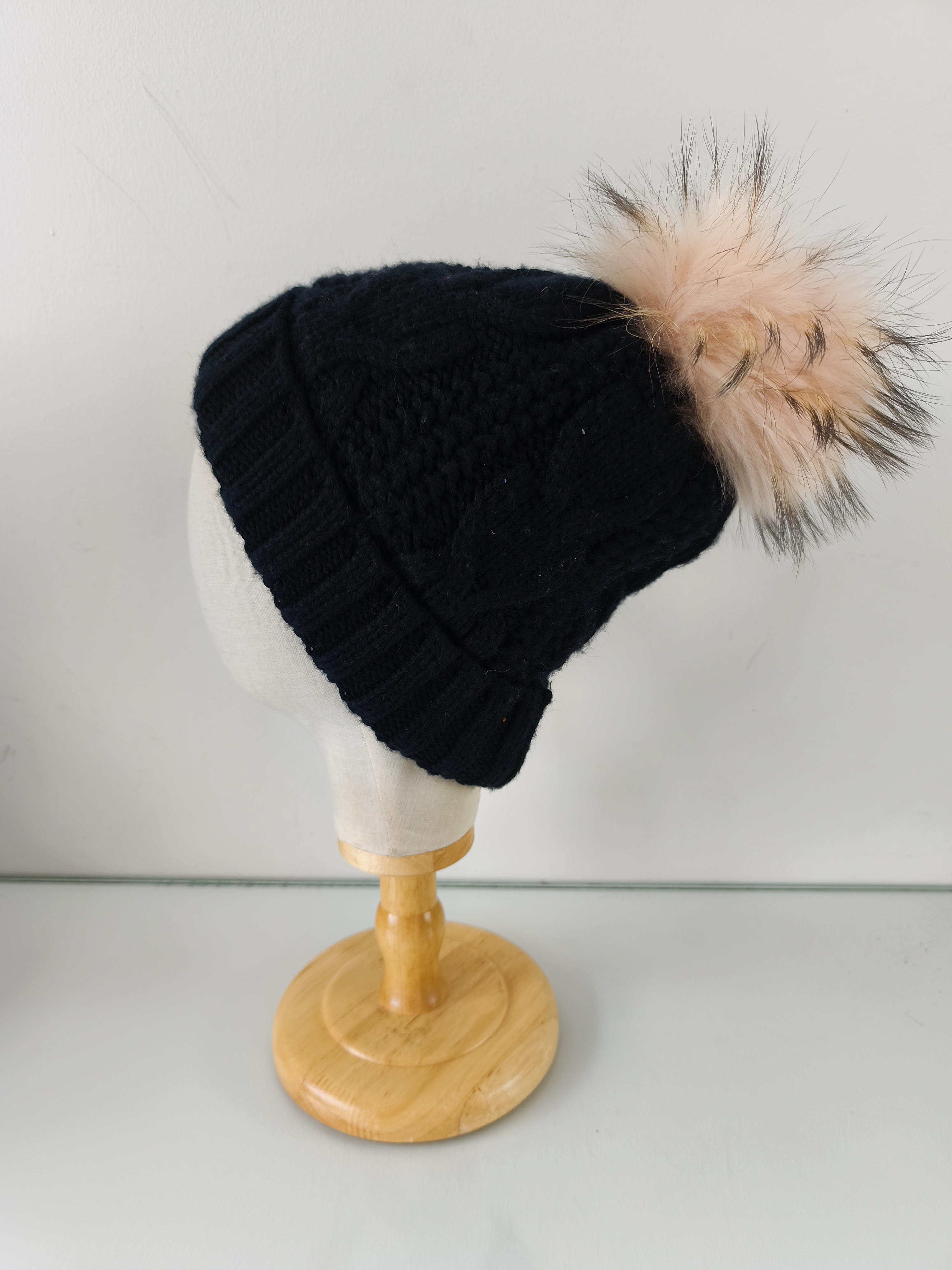 Bonnet noir avec ponpon