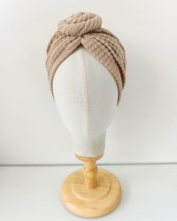 Bonnet texturé avec fleur prénouée