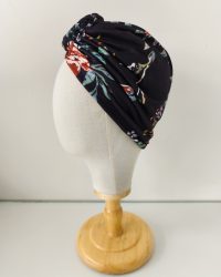 Bonnet avec fleur prénouée