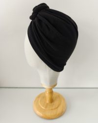 Bonnet noir avec fleur prénouée