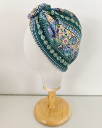 Bonnet avec fleur prénouée