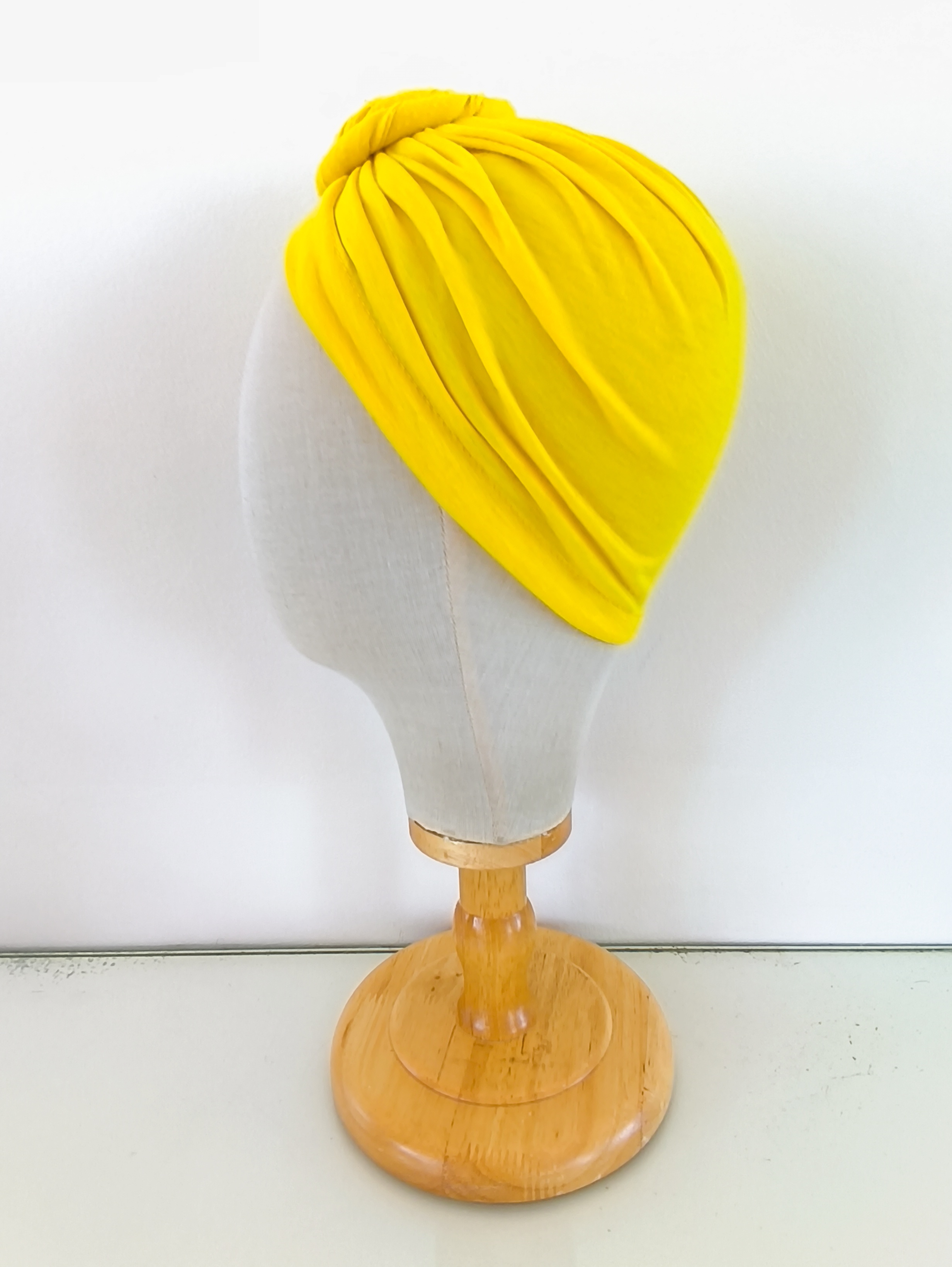 Bonnet avec fleur prénouée