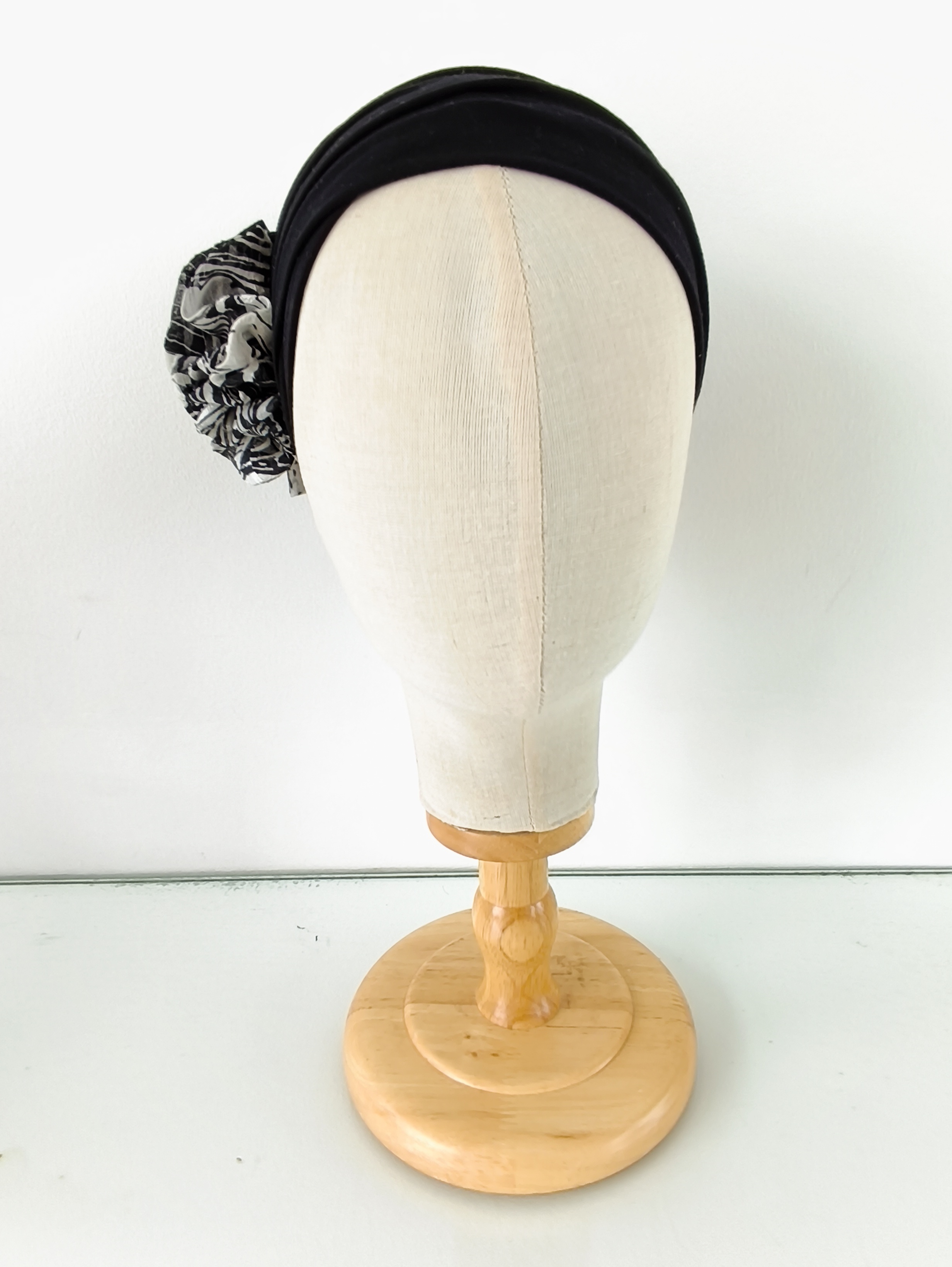 Bonnet noir avec fleur 95% coton – Image 2