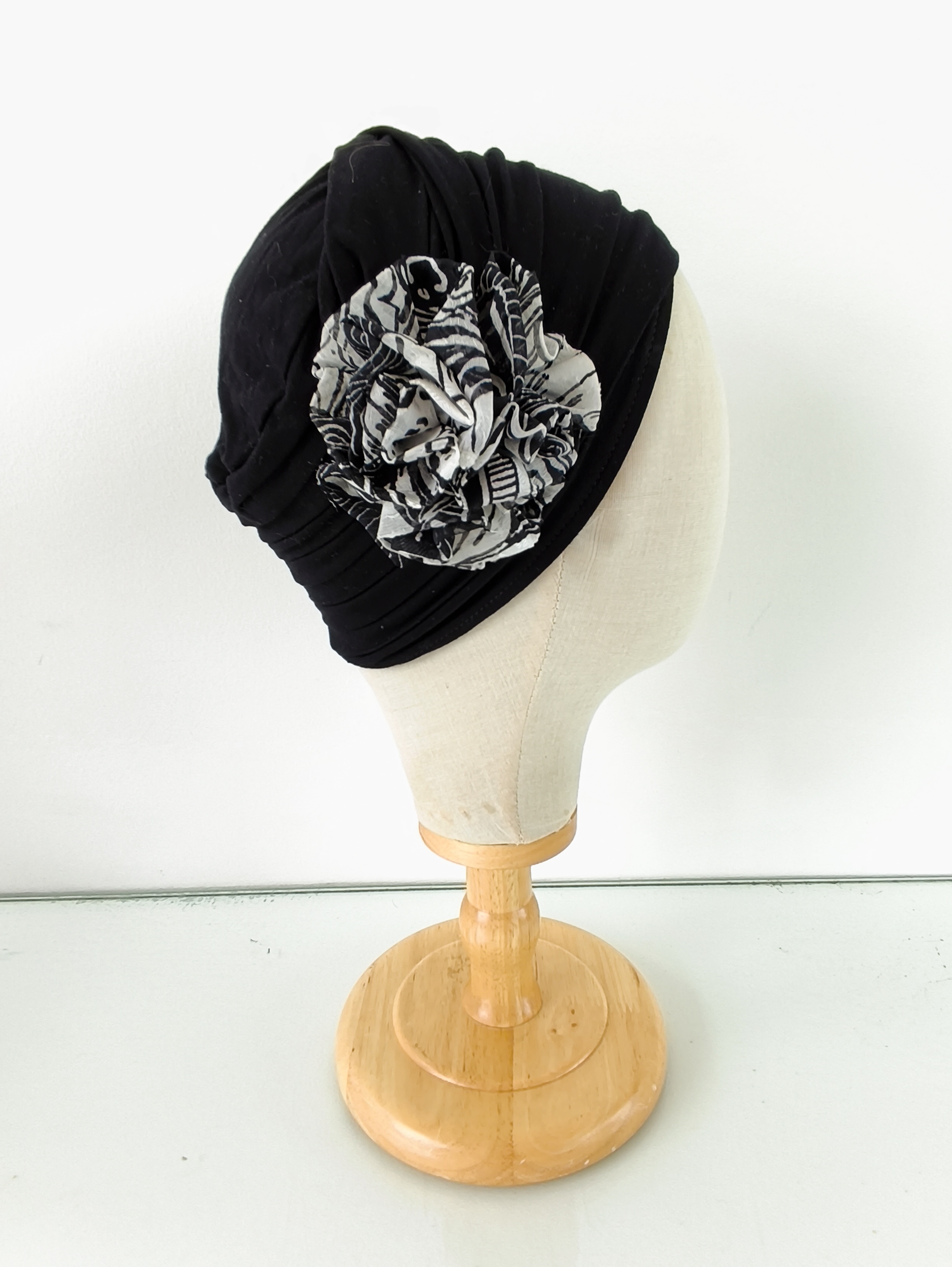 Bonnet noir avec fleur 95% coton