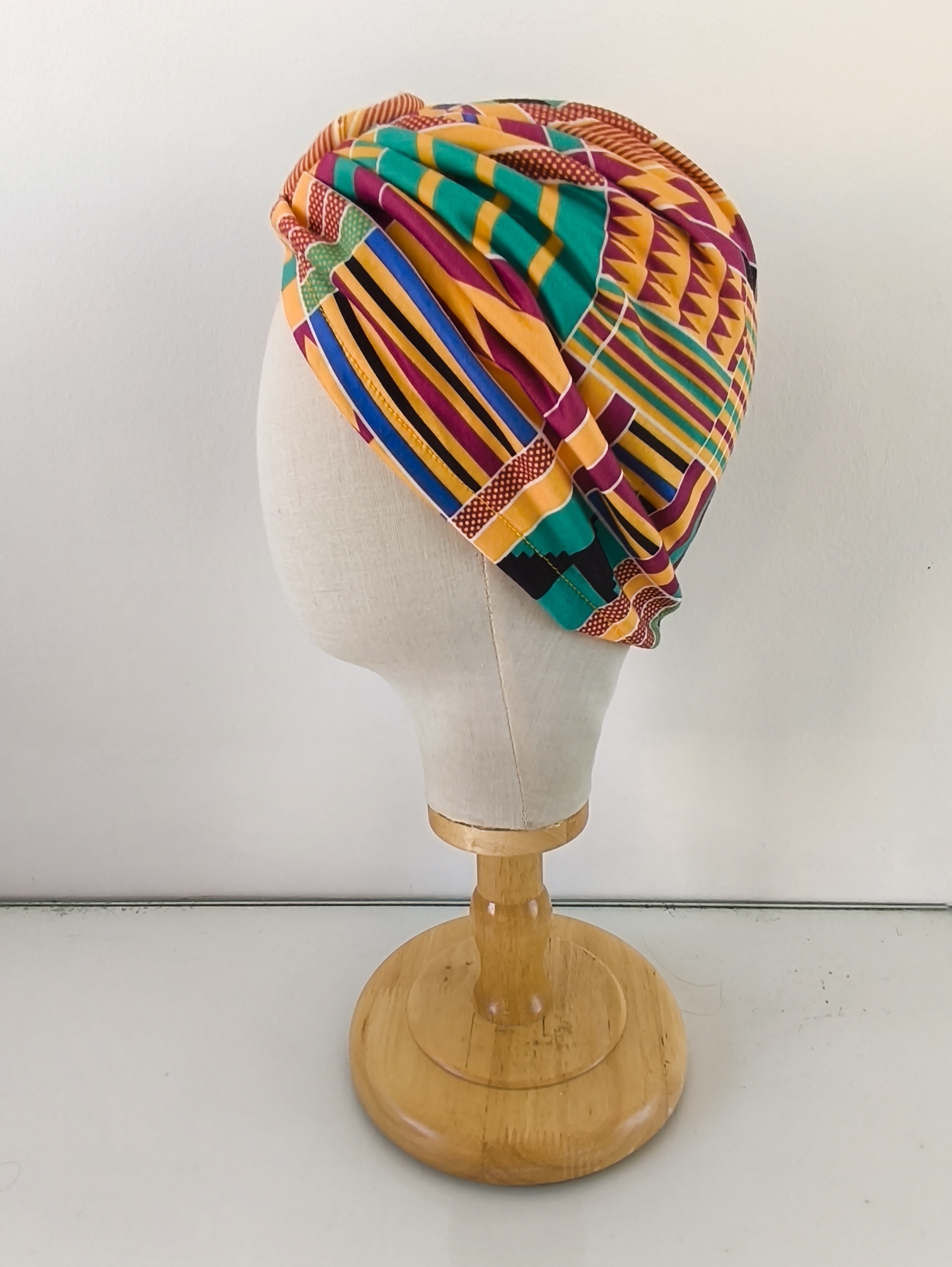 Bonnet avec fleur prénouée
