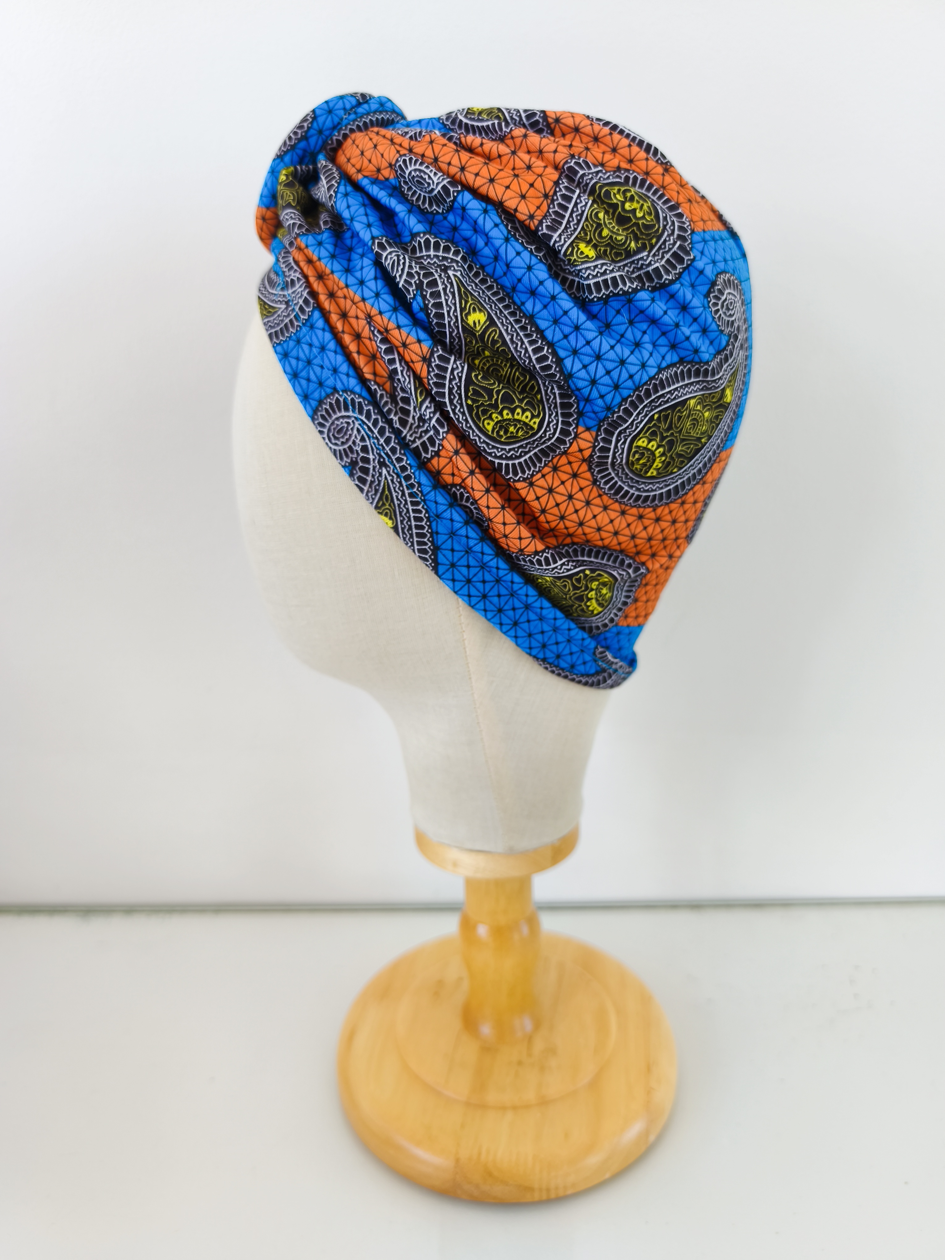 Bonnet avec fleur prénouée