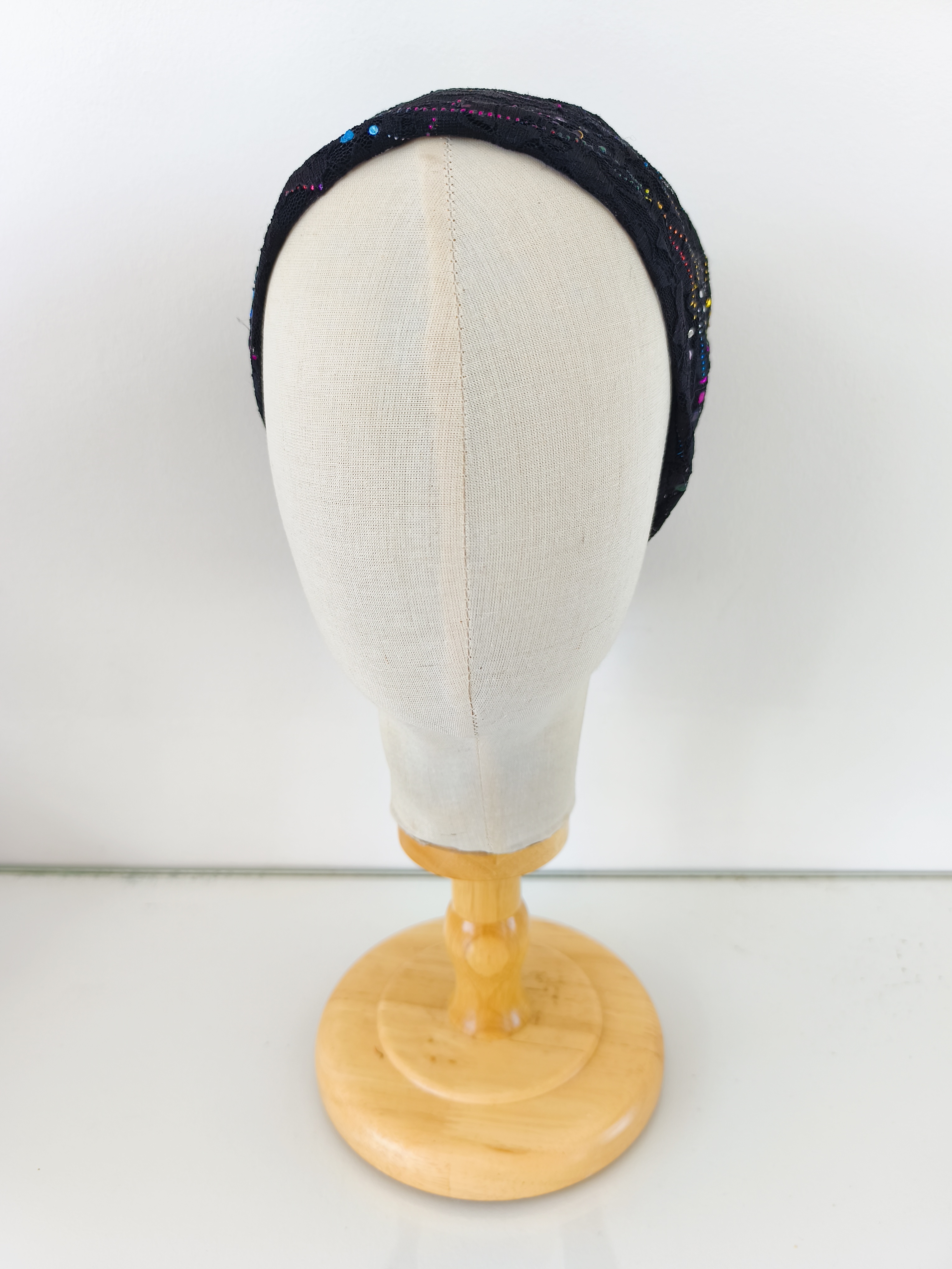 Bonnet dentelle avec strass noir – Image 2