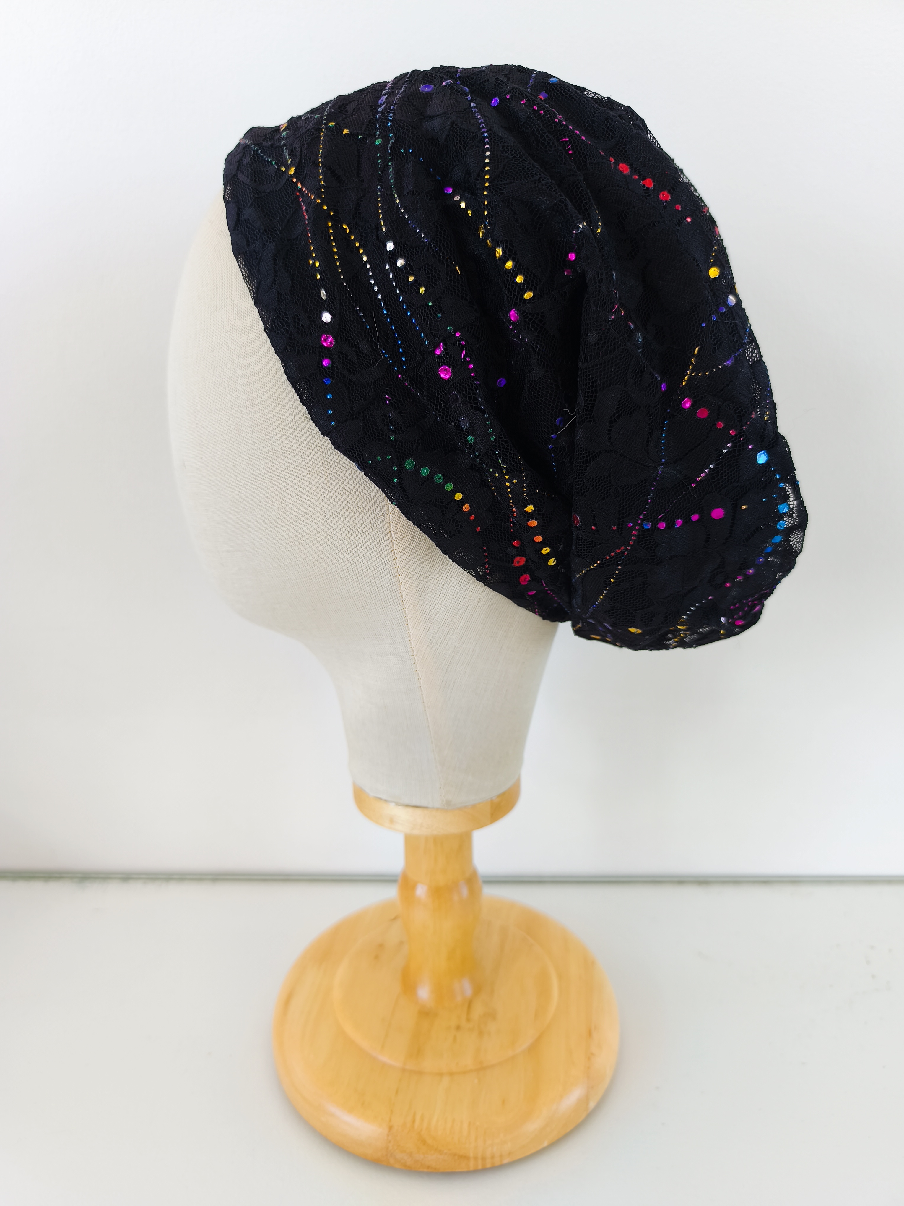 Bonnet dentelle avec strass noir