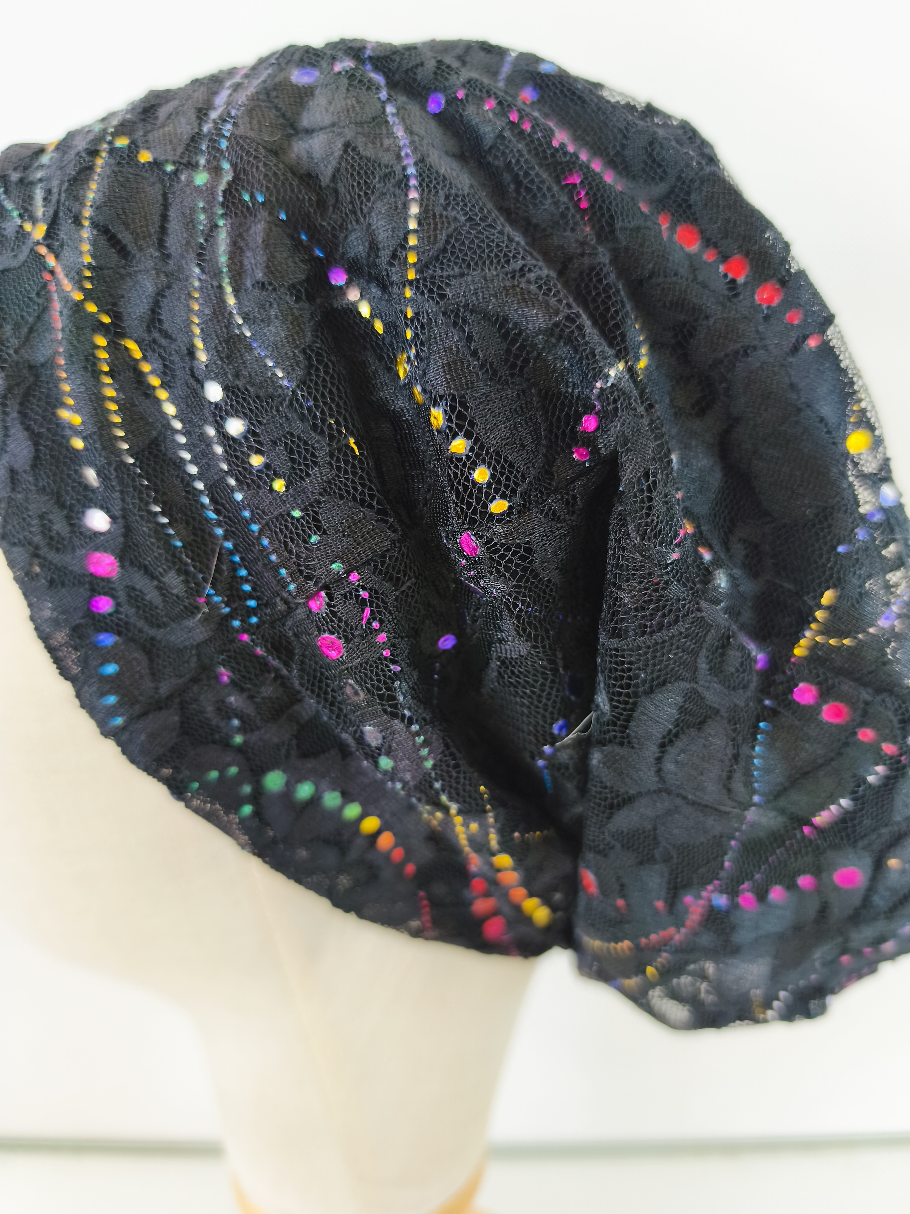Bonnet dentelle avec strass noir – Image 3