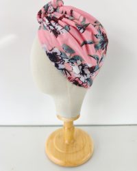 Bonnet avec fleur prénouée