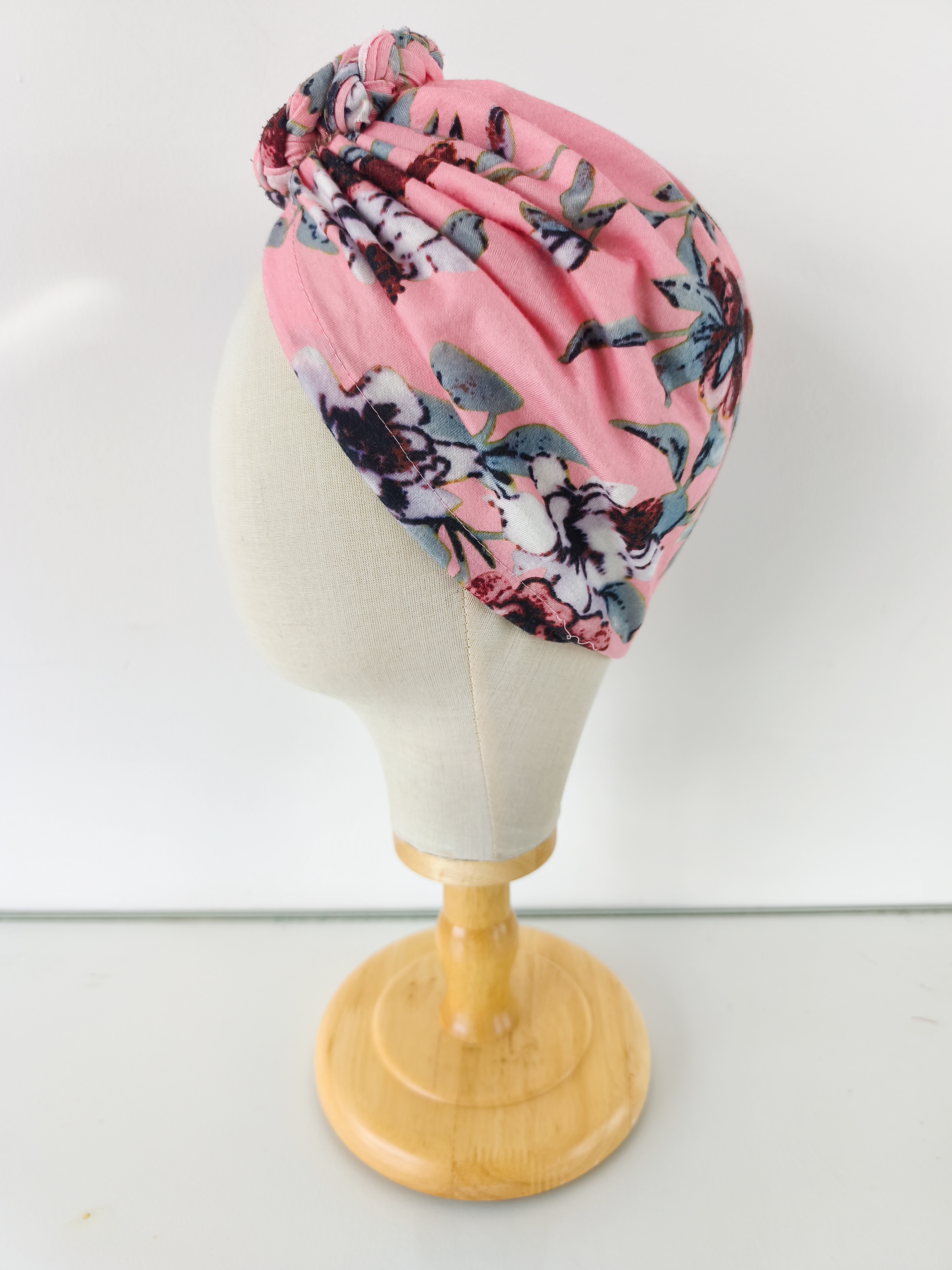 Bonnet avec fleur prénouée