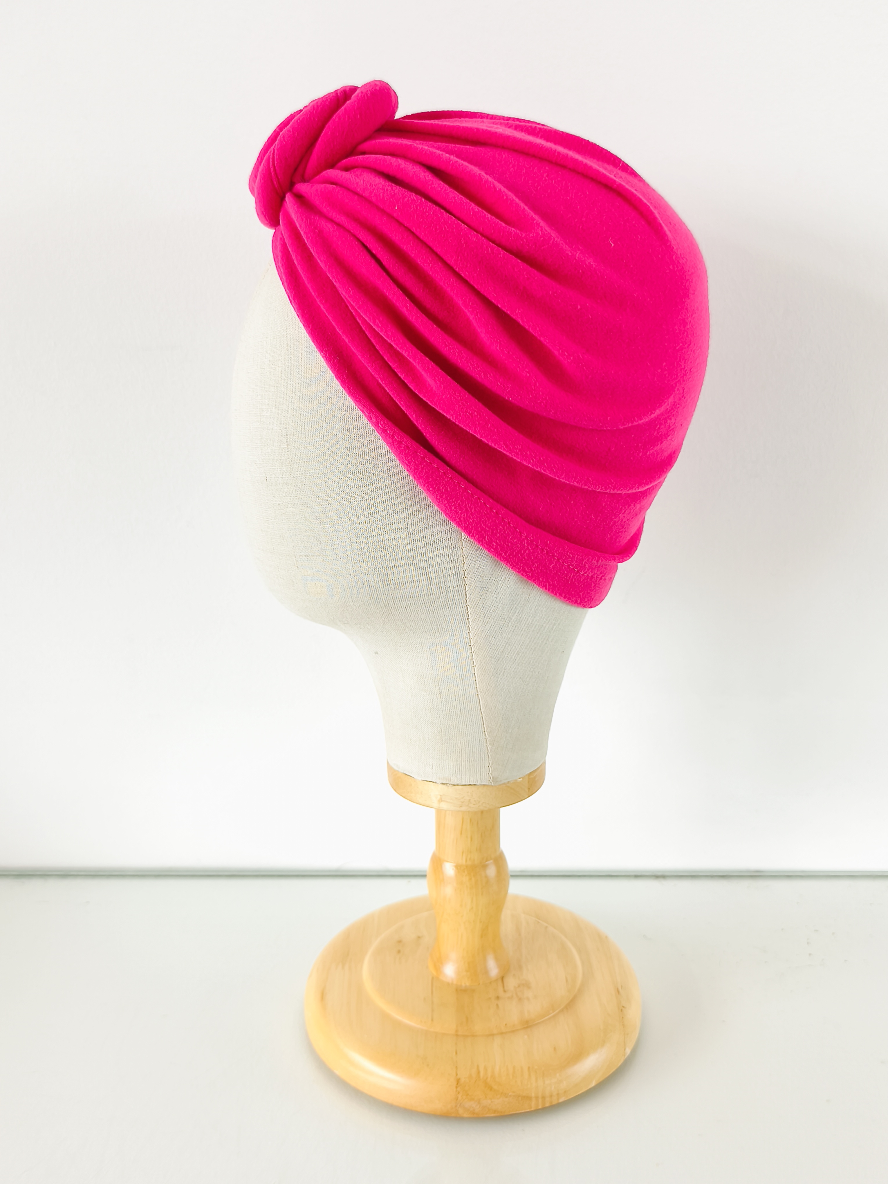 Bonnet avec fleur prénouée