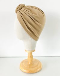 Bonnet avec fleur prénouée